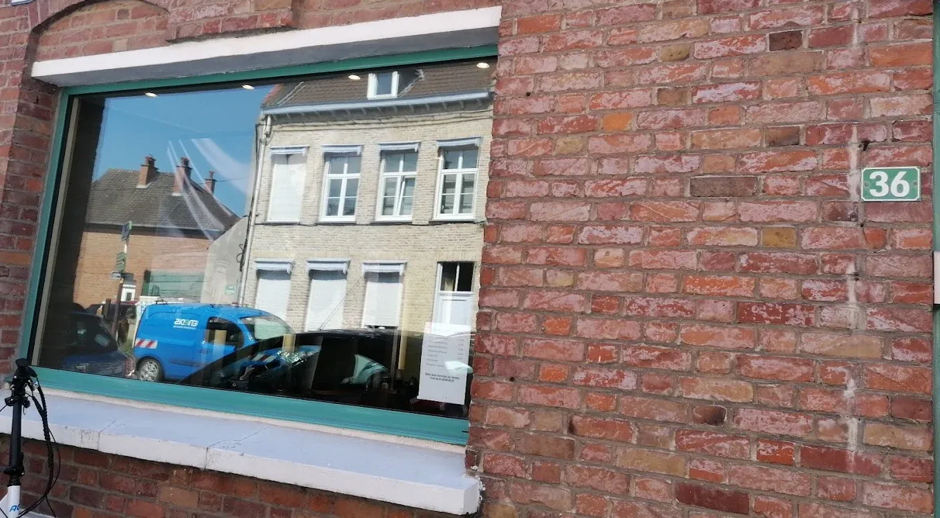 Façade en briques du Salon Pauline, 36 rue Faidherbe à Bergues