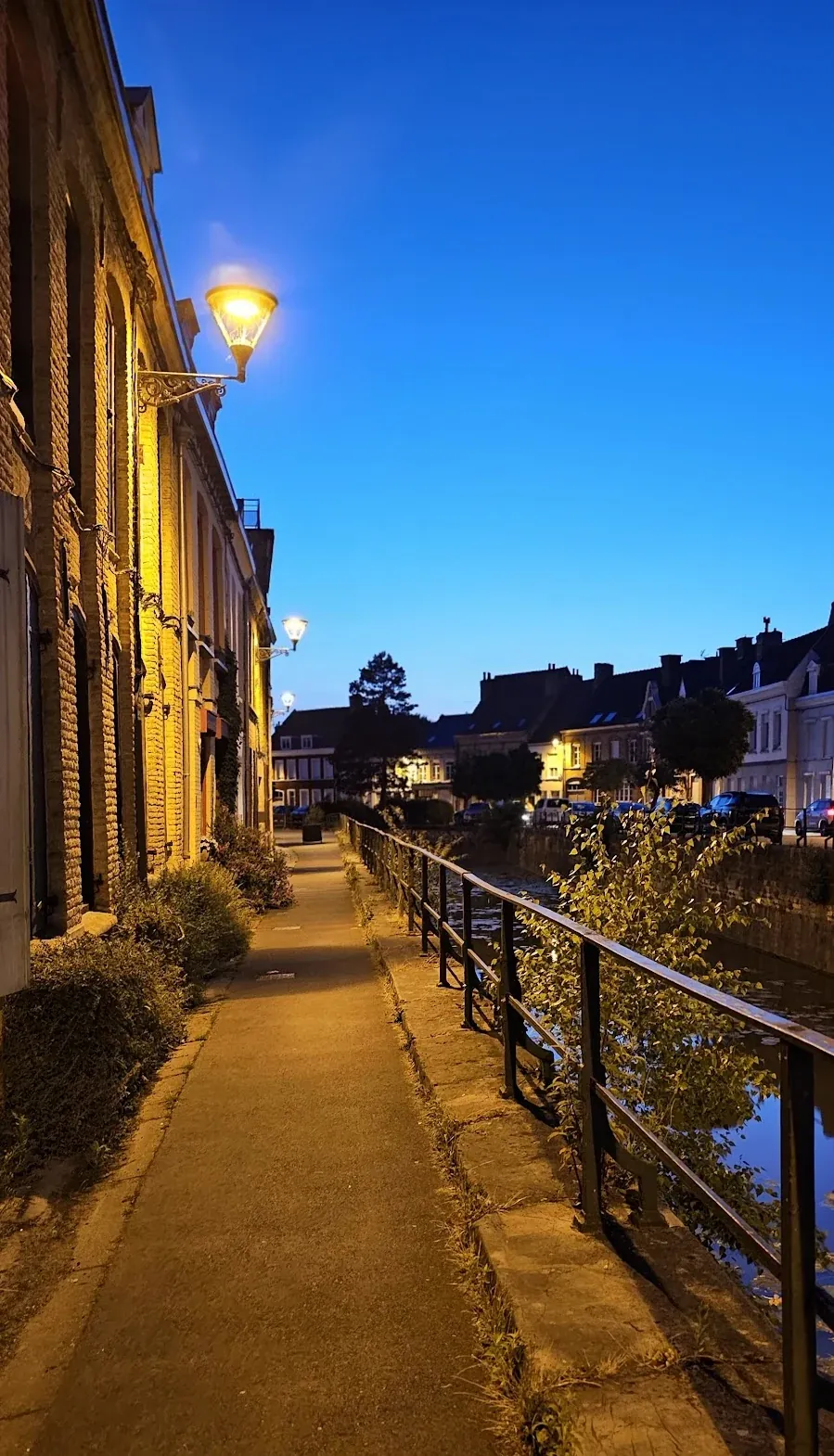 Rue du quai à Bergues à la tombée de la nuit, à quelques pas du salon
